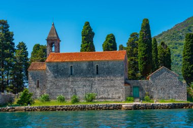 Karadağ 'da Perast yakınlarındaki Aziz George Katolik Manastırı