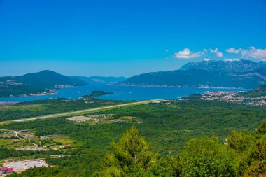 Karadağ 'daki Boka Kotorska körfezi ve Tivat' ın hava manzarası