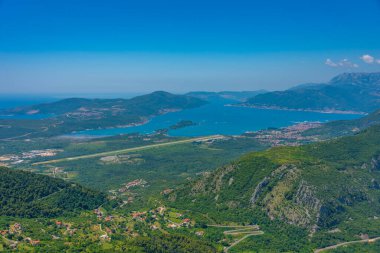 Karadağ 'daki Boka Kotorska körfezi ve Tivat' ın hava manzarası