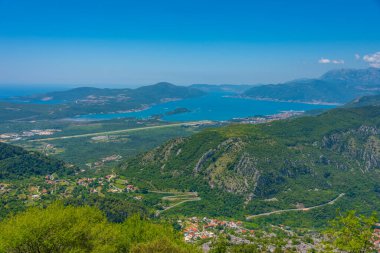 Karadağ 'daki Boka Kotorska körfezi ve Tivat' ın hava manzarası
