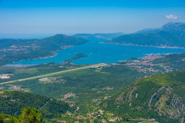 Karadağ 'daki Boka Kotorska körfezi ve Tivat' ın hava manzarası