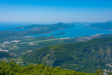 Karadağ 'daki Boka Kotorska körfezi ve Tivat' ın hava manzarası