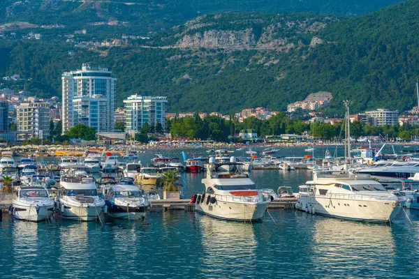 Karadağ 'da güneşli bir günde liman, Budva