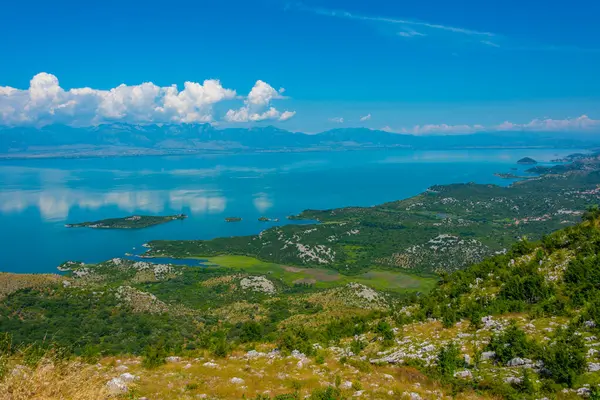 Karadağ 'ın Skadar gölündeki adaların manzarası