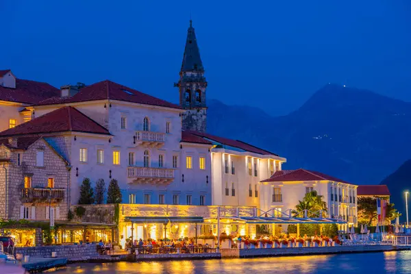 Karadağ 'ın Boka Kotorska körfezindeki Perast kasabasının gün batımı manzarası
