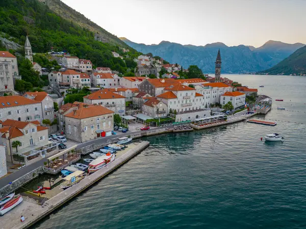 Karadağ 'ın Boka Kotorska körfezindeki Perast kasabasının gün doğumu manzarası