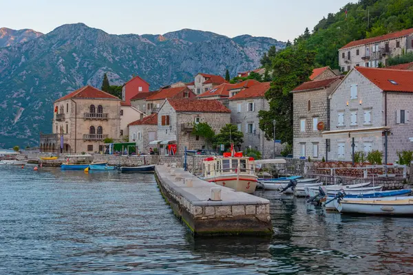 Karadağ 'ın Perast kasabasındaki restoran