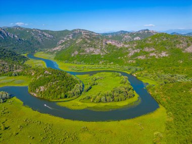 Rijeka Crnojevica Nehri 'nin Meander' i Mongro 'daki Skadar Gölü' ne çıkıyor.
