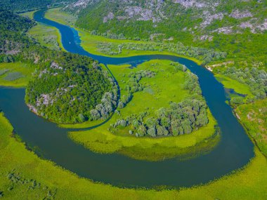 Rijeka Crnojevica Nehri 'nin Meander' i Mongro 'daki Skadar Gölü' ne çıkıyor.