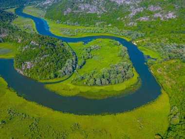 Rijeka Crnojevica Nehri 'nin Meander' i Mongro 'daki Skadar Gölü' ne çıkıyor.