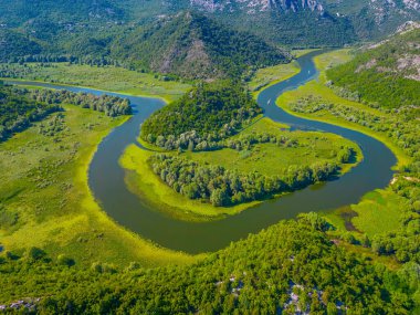Rijeka Crnojevica Nehri 'nin Meander' i Mongro 'daki Skadar Gölü' ne çıkıyor.