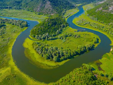 Rijeka Crnojevica Nehri 'nin Meander' i Mongro 'daki Skadar Gölü' ne çıkıyor.