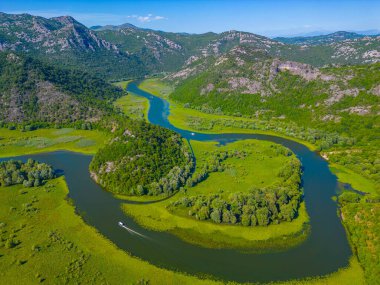 Rijeka Crnojevica Nehri 'nin Meander' i Mongro 'daki Skadar Gölü' ne çıkıyor.