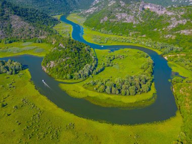 Rijeka Crnojevica Nehri 'nin Meander' i Mongro 'daki Skadar Gölü' ne çıkıyor.