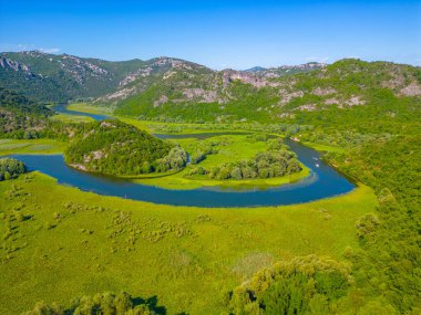 Rijeka Crnojevica Nehri 'nin Meander' i Mongro 'daki Skadar Gölü' ne çıkıyor.