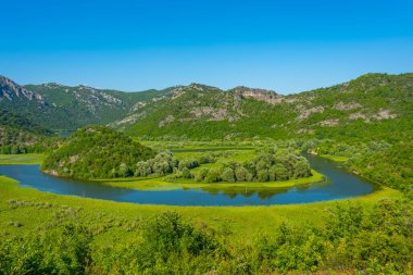 Rijeka Crnojevica Nehri 'nin Meander' i Mongro 'daki Skadar Gölü' ne çıkıyor.