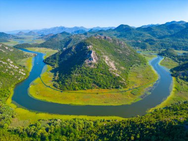 Rijeka Crnojevica Nehri 'nin Meander' i Mongro 'daki Skadar Gölü' ne çıkıyor.