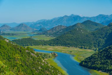 Rijeka Crnojevica Nehri 'nin Meander' i Mongro 'daki Skadar Gölü' ne çıkıyor.