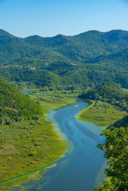 Rijeka Crnojevica Nehri 'nin Meander' i Mongro 'daki Skadar Gölü' ne çıkıyor.