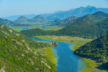 Rijeka Crnojevica Nehri 'nin Meander' i Mongro 'daki Skadar Gölü' ne çıkıyor.