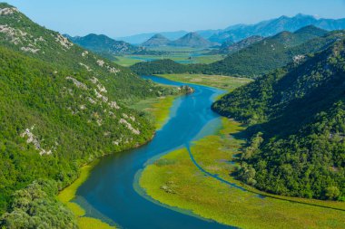 Rijeka Crnojevica Nehri 'nin Meander' i Mongro 'daki Skadar Gölü' ne çıkıyor.