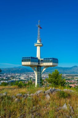 Karadağ 'daki Podgorica manzaralı Dajbabska Gora' daki TV kulesi