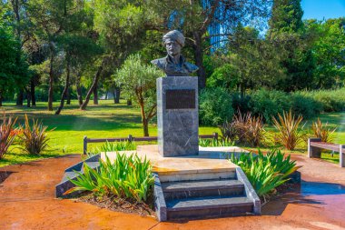Karadağ 'ın Podgorica kentinde Vasos Mavrovouniotis heykeli