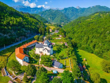 Karadağ 'daki Moraca manastırı manzarası