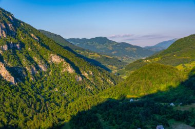 Karadağ 'daki Tara Nehri vadisinde gün batımı manzarası