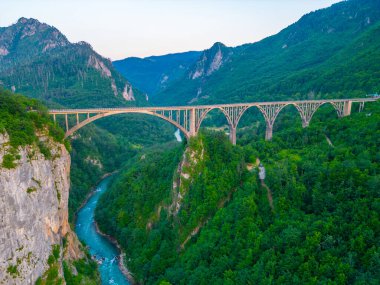 Karadağ 'daki Curdjevica Tara köprüsünün gün batımı manzarası
