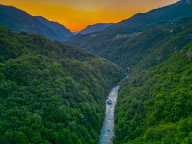 Karadağ 'daki Tara Nehri vadisinde gün batımı manzarası