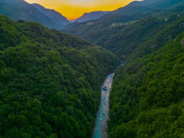Karadağ 'daki Tara Nehri vadisinde gün batımı manzarası
