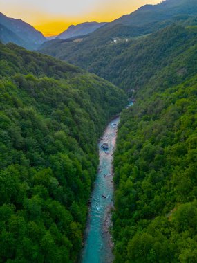 Karadağ 'daki Tara Nehri vadisinde gün batımı manzarası