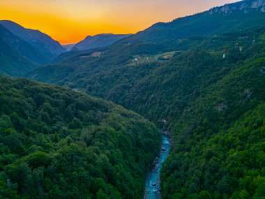 Karadağ 'daki Tara Nehri vadisinde gün batımı manzarası