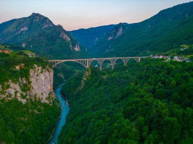 Karadağ 'daki Curdjevica Tara köprüsünün gün batımı manzarası