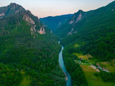 Karadağ 'daki Tara Nehri vadisinde gün batımı manzarası