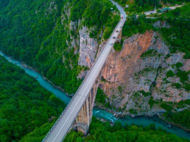Karadağ 'daki Curdjevica Tara köprüsünün gün batımı manzarası