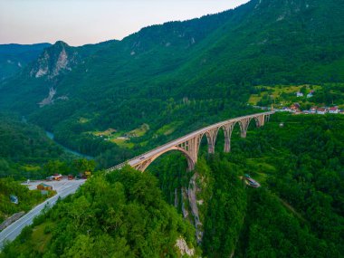 Karadağ 'daki Curdjevica Tara köprüsünün gün batımı manzarası