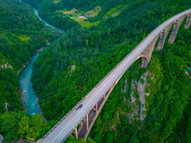 Karadağ 'daki Curdjevica Tara köprüsünün gün batımı manzarası