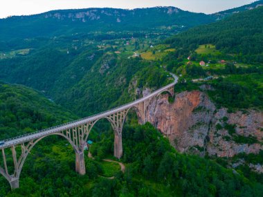 Karadağ 'daki Curdjevica Tara köprüsünün gün batımı manzarası