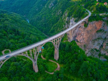 Karadağ 'daki Curdjevica Tara köprüsünün gün batımı manzarası