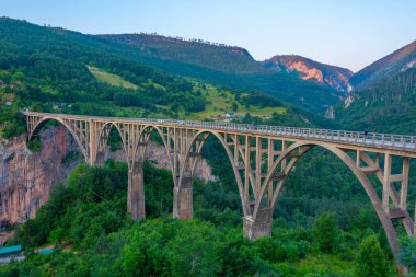 Karadağ 'daki Curdjevica Tara köprüsünün gün batımı manzarası