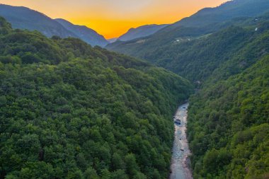 Karadağ 'daki Tara Nehri vadisinde gün batımı manzarası