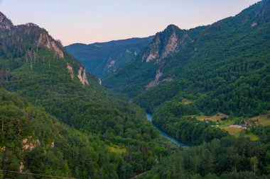 Karadağ 'daki Tara Nehri vadisinde gün batımı manzarası