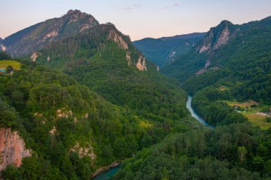 Karadağ 'daki Tara Nehri vadisinde gün batımı manzarası