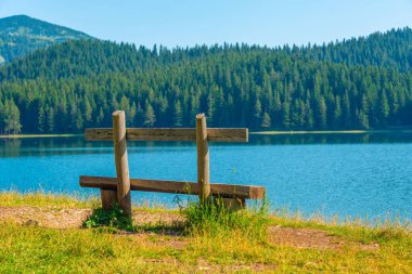 Karadağ 'daki Durmitor Milli Parkı' ndaki Crno Jezero namı diğer Kara Göl 'deki ahşap bank