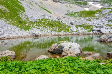 Karadağ 'ın Bobotuv Kuk dağının yoğunlukta olduğu Durmitor Ulusal Parkı' ndaki buzul gölü