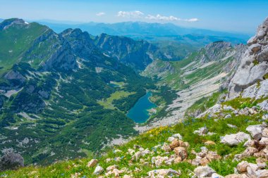 Karadağ 'ın Bobotuv Kuk dağının hakim olduğu Durmitor Milli Parkı Panoraması