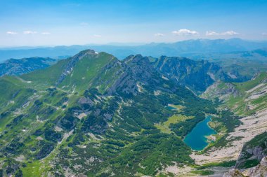 Karadağ 'ın Bobotuv Kuk dağının yoğunlukta olduğu Durmitor Ulusal Parkı' ndaki buzul gölü