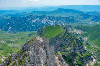Karadağ 'ın Bobotuv Kuk dağının hakim olduğu Durmitor Milli Parkı Panoraması